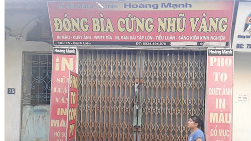 Chiều 5/7, Cơ sở Photo vi tính Hoàng Mạnh (số 75, đường Bạch Liêu, TP Vinh) đang bị niêm phong, đóng cửa để phục vụ mở rộng điều tra. Ảnh: Đ.LAM