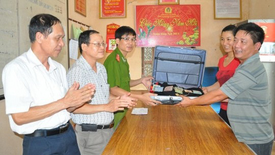 Trao trả tài sản cho gia đình anh Hoàng VĂn Hân. Ảnh do công an cung cấp