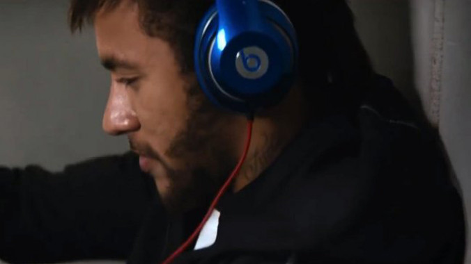  Đeo tai nghe Beats, Neymar đối mặt với án phạt