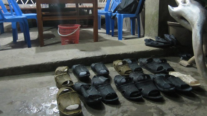 Giá thuê mỗi đôi dép tại khu du lịch Thác Bạc dao động 1.000 đến 5.000 đồng. Ảnh: Quốc Huy