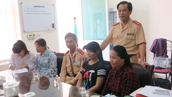 Phụ huynh và các thí sinh được tiếp đón tại trụ sở Đội CSGT số 4. Ảnh: Đức Thụy