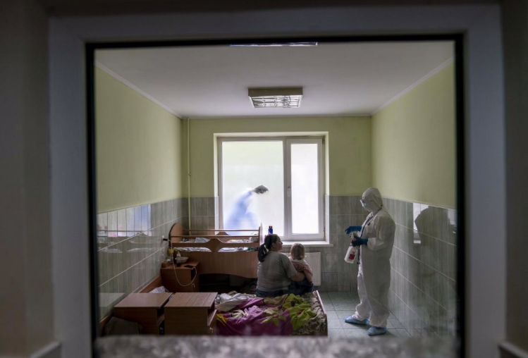 Trong một bệnh viện ở Ukraine. (Ảnh: UNICEF)