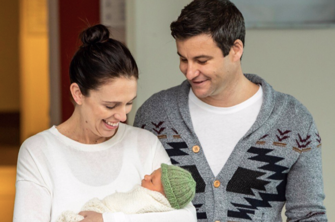 Thủ tướng New Zealand Jacinda Ardern bế con gái bên cạnh bạn trai. (Ảnh: EPA) 