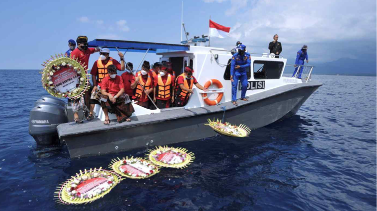 Vòng hoa được thả xuống nơi 53 thuỷ thủ gặp nạn cùng tàu ngầm hồi cuối tháng 4. (Ảnh: Reuters)