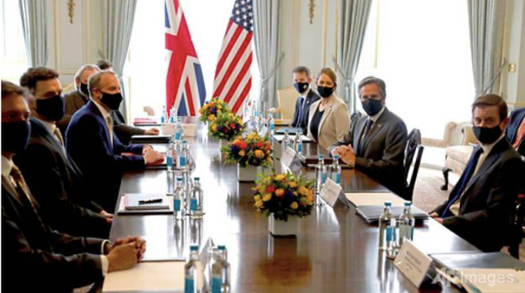 Đoàn Mỹ và Anh do hai ngoại trưởng đứng đầu có cuộc gặp trước thềm hội nghị bộ trưởng của G7. (Ảnh: AP)