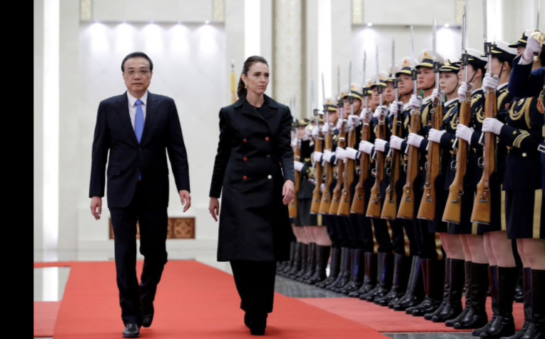Thủ tướng Trung Quốc Lý Khắc Cường và Thủ tướng Úc Jacinda Ardern trong lễ đón tại Bắc Kinh vào tháng 4/2019. (Ảnh: Reuters)