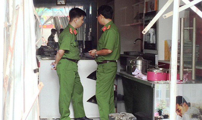 Cảnh sát khám nghiệm hiện trường vụ cháy. Ảnh: Hải Hiếu.