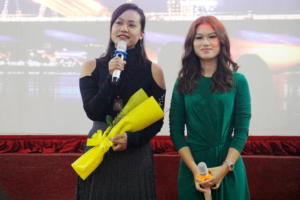 Đạo diễn Hồng Ánh và diễn viên Ngọc Thanh Tâm chia sẻ về bộ phim “Đảo của dân ngụ cư” với khán giả Đà Nẵng. Ảnh: Thanh Trần.