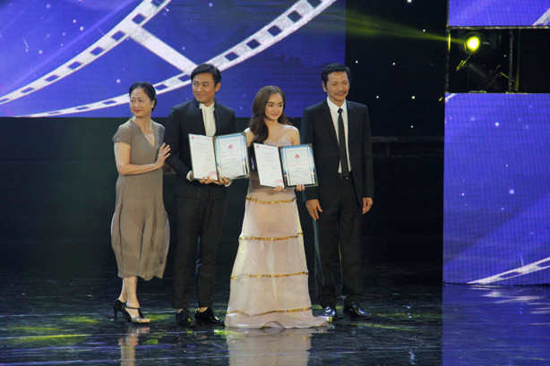 Nam/Nữ diễn viên chính xuất sắc nhất tại LHP Việt Nam lần thứ 20 được trao cho diễn viên Quý Bình và diễn viên Kaity Nguyễn. Trước đó, NSND Đặng Nhật Minh, trưởng BGK LHP đánh giá rất cao diễn xuất của diễn viên trẻ Kaity Nguyễn.