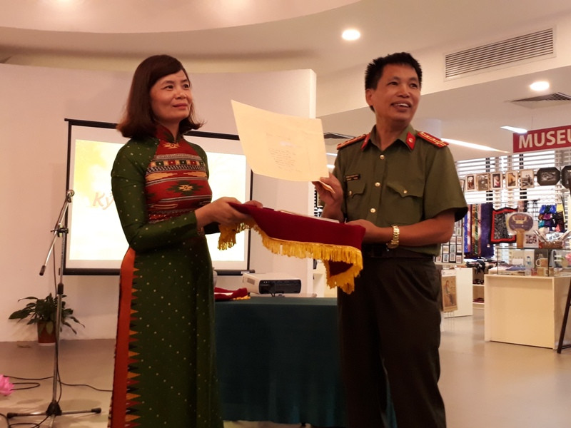 Nhà văn Đặng Vương Hưng trao kỷ vật chiến tranh cho Bảo tàng Phụ nữ