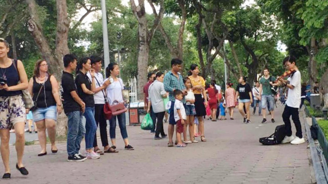 Cậu bé 15 tuổi vẫn thường chơi nhạc ở bờ Hồ