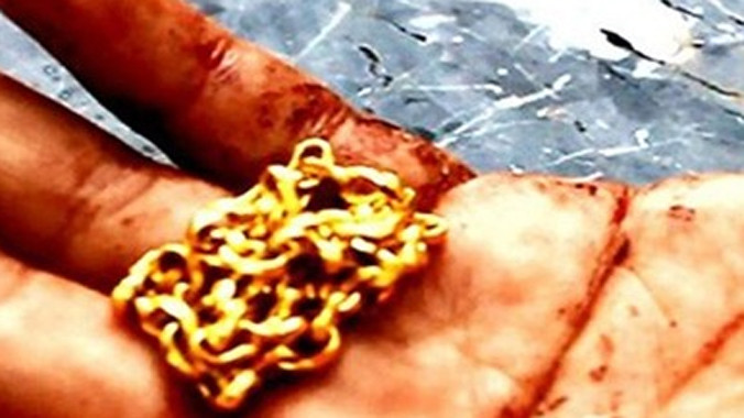 Hát quỵt còn giật dây chuyền vàng của chủ quán