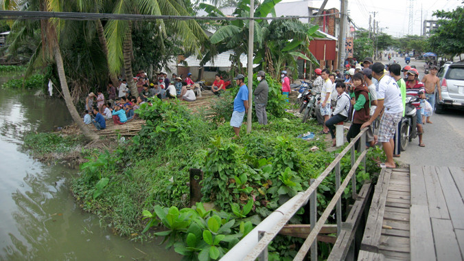 Hiện trường nơi anh L té xuống sông.