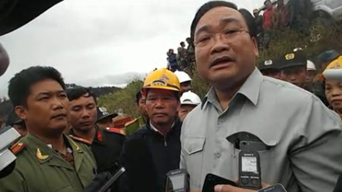 Phó Thủ tướng Hoàng Trung Hải trao đổi với báo chí về công tác cứu hộ.