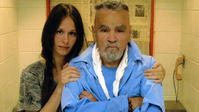 Afton Elaine Burton và Charles Manson.