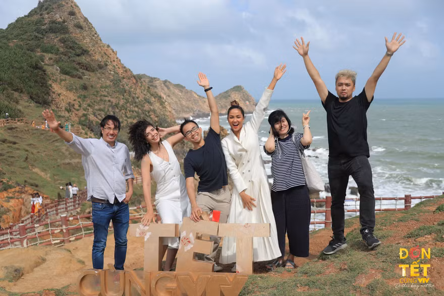 Hoa hậu H'Hen Niê và ê kíp thực hiện "Đón Tết cùng VTV"