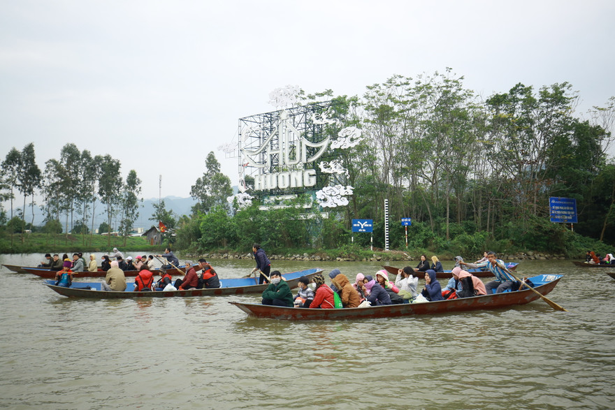 Lễ hội chùa Hương cũng phải tạm dừng do diễn biến phức tạp