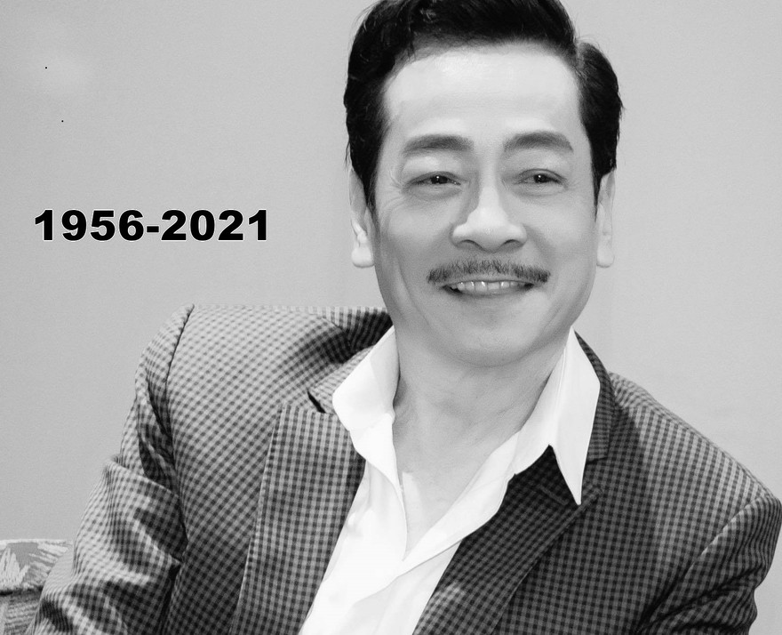 Gia đình chuẩn bị hoa cho khách đến viếng NSND Hoàng Dũng