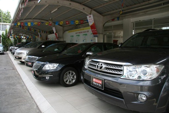 Những chiếc xe cũ được trưng bày tại cửa hàng, trông đẹp không khác gì xe mới.