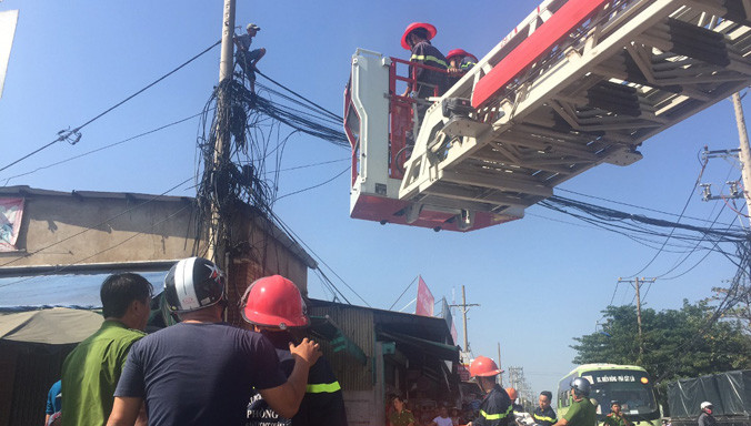 Khoảng 8h30’ sáng 15/1, người dân phát hiện nam thanh niên (khoảng 30 tuổi) trèo lên trụ điện tại giao lộ Lương Định Của – Mai Chí Thọ (phường An Phú, quận 2, TPHCM) và cố thủ ở đây.