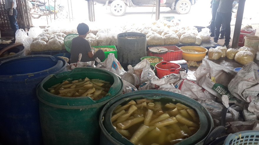 Măng chua ngập trong hóa chất.