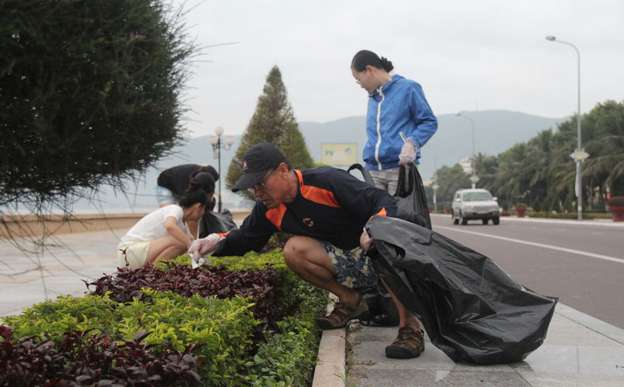 Nhặt rác “làm quà” trước khi tạm biệt Việt Nam 