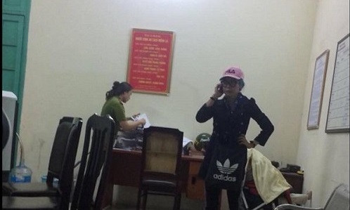 "Hot girl" Bella tại trụ sở Công an Phường Hàng Trống.