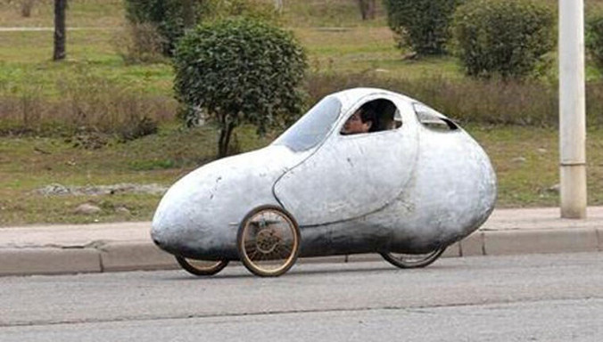 Mới đây, một chiếc xe có kiểu dáng kì lạ đã xuất hiện trên đường phố Trung Quốc. Một người đàn ông ở Nanchong, tỉnh Tứ Xuyên đã đắp thêm một lớp nhựa cho chiếc xe đạp của mình rồi lắp thêm một bánh xe phụ.