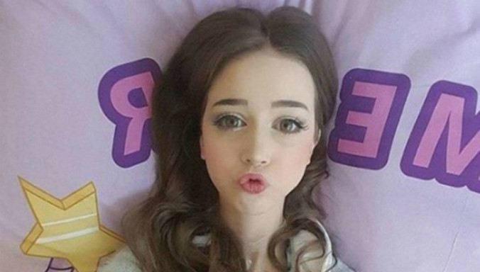 Cô gái Hannah với kiểu trang điểm như búp bê. Ảnh: Mirror.