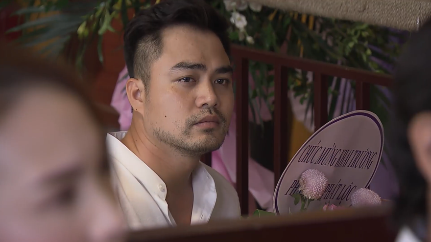 Khải xuất hiện trong buổi khai trương quán mới của Huệ