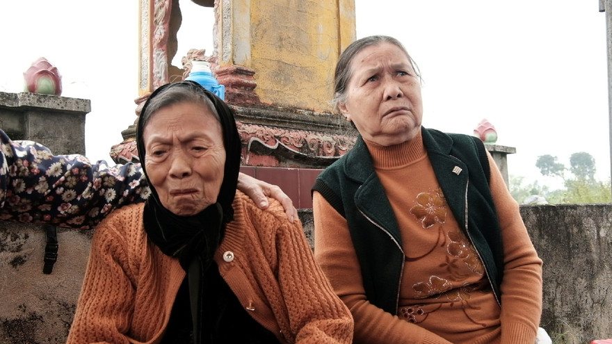 Câu chuyện về hai bà mẹ liệt sỹ phải khai quật mộ con để xác định danh tính. Ảnh: ĐLPCC