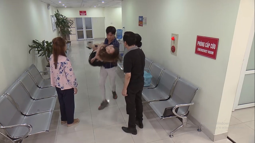 Con ốm nhưng Vũ lại bị bắt gặp đưa Nhã tới viện cấp cứu