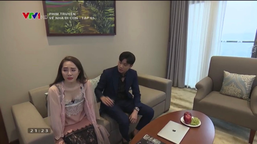 Nhã gửi quà tới nhà Vũ, nhưng lại khóc lóc ra vẻ đáng thương trước mặt Vũ