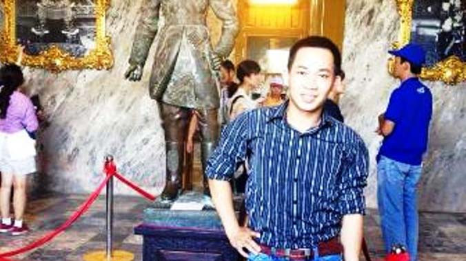 Nghi phạm Trần Xuân Vinh (người mang áo sơ mi sọc). 