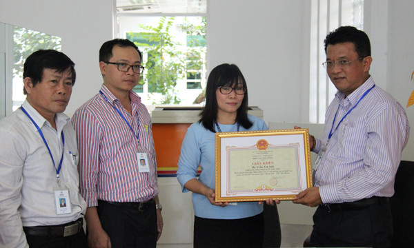 Lãnh đạo Điện lực Đà Nẵng trao giấy khen, tuyên dương hành động đẹp của chị Anh. Ảnh: Ngọc Lâm