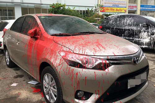 Cả chục xe ô tô để ở bãi đỗ Chung cư Cầu Giấy bị ném sơn, chất bẩn