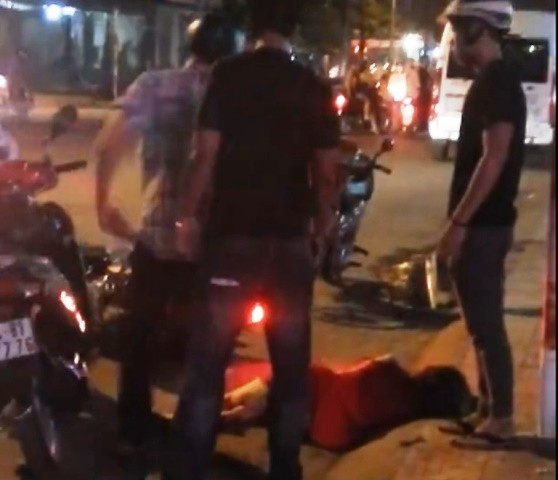 Cô gái bị xô ngã xuống đường. Ảnh cắt từ clip