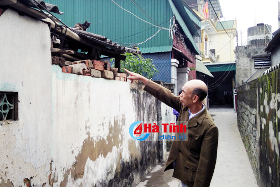 Ông Huỳnh chỉ phần công trình phụ bị hỏng do chất nổ gây ra