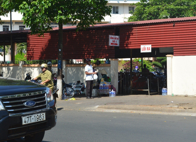 Vỉa hè Bệnh viện Đa khoa tỉnh Đắk Lắk thường xuyên bị lấn chiếm làm nơi buôn bán