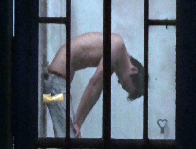 Khi thấy lực lượng công an, đối tượng Hùng vào nhà cố thủ và còn dùng dao tự cắt vào tay