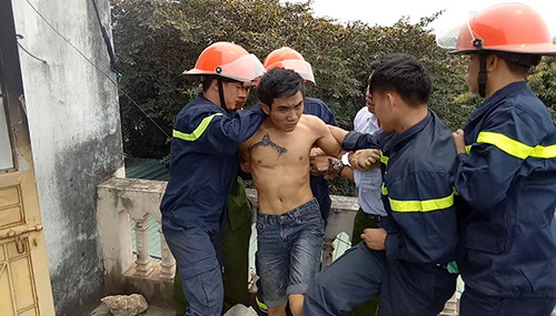 Cảnh sát khống chế thanh niên đốt nhà trong cơn ngáo đá