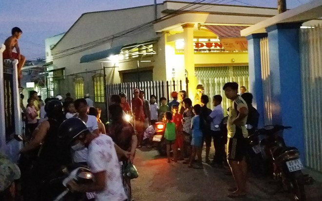 Nhiều người hiếu kỳ đứng ngoài đầu hẻm gần chùa Đất Sét ở TP Sóc Trăng để xem công an khám nghiệm hiện trường và tử thi lúc 18h30