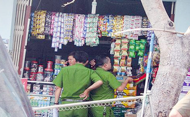 Cơ quan Công an khám nghiệm hiện trường vụ chủ tiệm tạp hoá bị giết