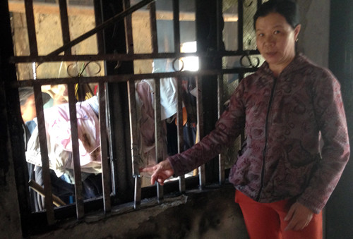 Vị trí mà người chồng bị xích vào song cửa sổ