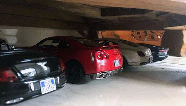 Dàn mô hình siêu xe đồ chơi gắn biển xanh được nam sinh cấp 2 đặt dưới gầm tủ chụp ảnh rồi đăng trên mạng