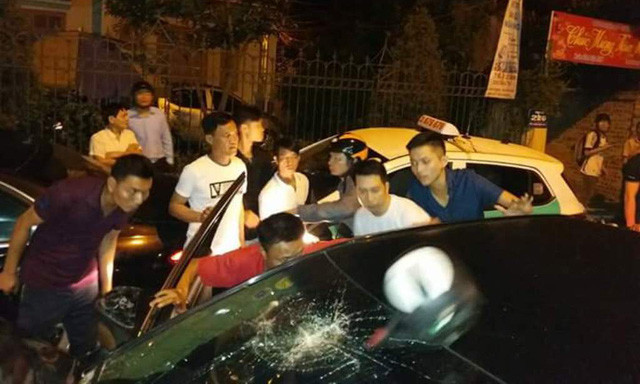 Hàng chục người lao vào lôi tài xế ra ngoài đánh vì tội bỏ chạy sau khi gây tai nạn