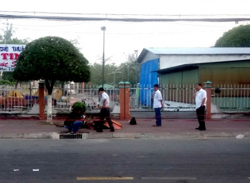 Lực lượng chức năng phong tỏa hiện trường, thực hiện các thao tác nghiệp vụ để phục vụ điều tra