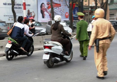 CSGT làm nhiệm vụ trên đường chực chờ với nhiều nguy hiểm