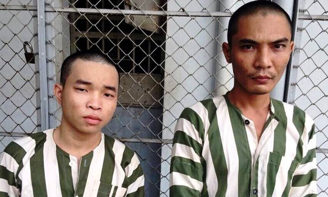 Hải (trái) và Cọi tại cơ quan điều tra. Ảnh: C.A.