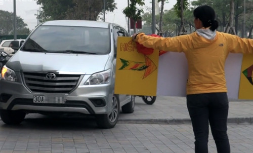 Tài xế ôtô đi lên vỉa hè bị cảnh sát giao thông xử phạt nguội